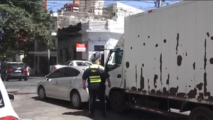 Camión distribuidor de agua queda sin freno y provoca múltiple choque en el centro de Asunción