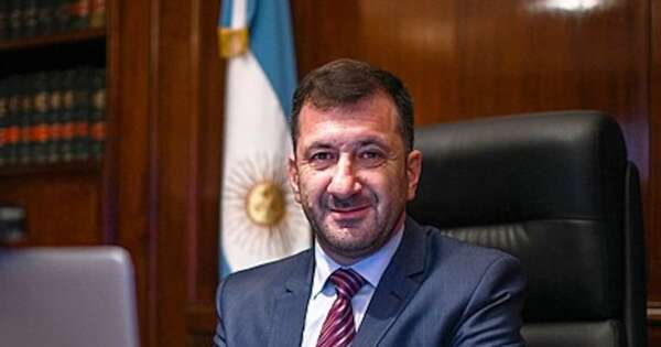 La Nación / Detuvieron a senador argentino en Paraguay: tenía US$ 200.000 que no pudo justificar