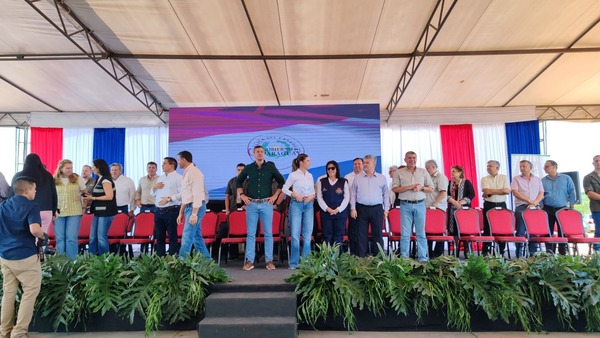 Peña entrega viviendas en Quiindy y pide redoblar esfuerzos para llegar a más familias - ADN Digital