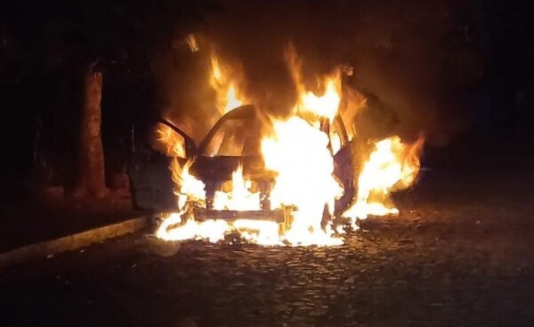 Automóvil con chapa brasileña ardió en llamas, en Pdte. Franco