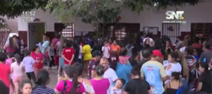 Padres molestos por largas filas y costos de inscripción en escuelas - SNT