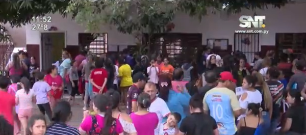 Padres molestos por largas filas y costos de inscripción en escuelas - SNT
