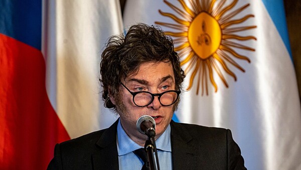 Argentina cobrará a extranjeros por salud y educación