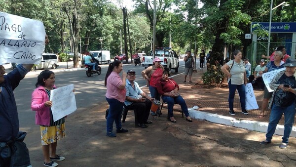 CDE: Funcionarios despedidos hace 24 años siguen sin cobrar