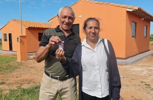 Entregan 27 viviendas EN Quiindy