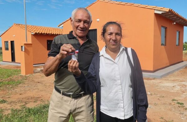 Entregan 27 viviendas EN Quiindy