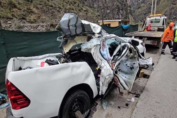 Tragedia captada en video: enorme roca cae sobre camioneta en Perú y deja tres muertos - Mundo - ABC Color