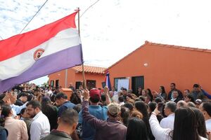 Gobierno entrega viviendas a 27 familias de Quiindy • RADIO NACIONAL