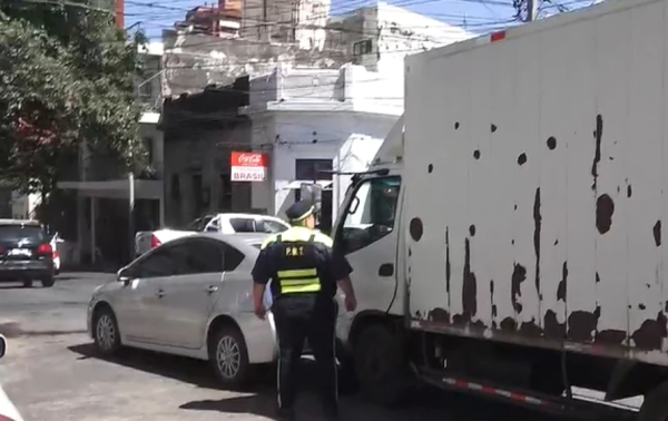 Camión distribuidor impacta contra siete vehículos en Asunción