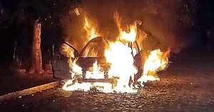 Diario HOY | Vehículo sufre voraz incendio y queda reducido a cenizas en Pdte. Franco