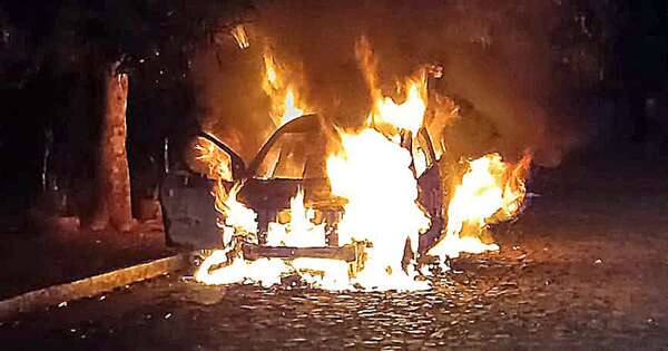 Diario HOY | Vehículo sufre voraz incendio y queda reducido a cenizas en Pdte. Franco