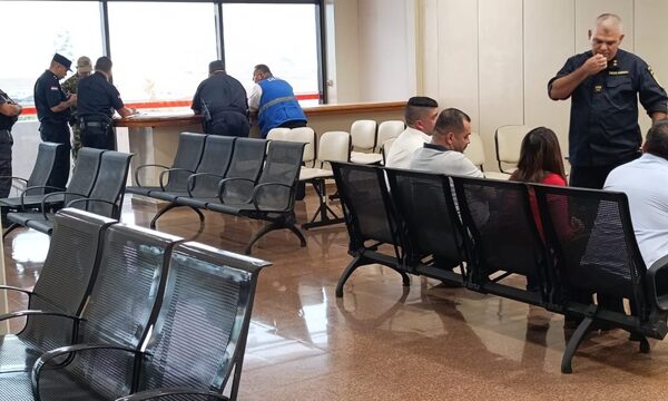 Demoran a tres colombianos en el Aeropuerto Guaraní con una gran cantidad de dólares sin declarar