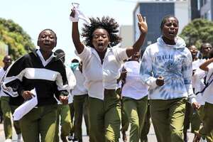 Miles de personas marchan y son brutalmente reprimidas en Mozambique - Mundo - ABC Color