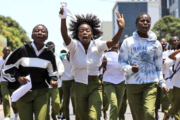 Miles de personas marchan y son brutalmente reprimidas en Mozambique - Mundo - ABC Color