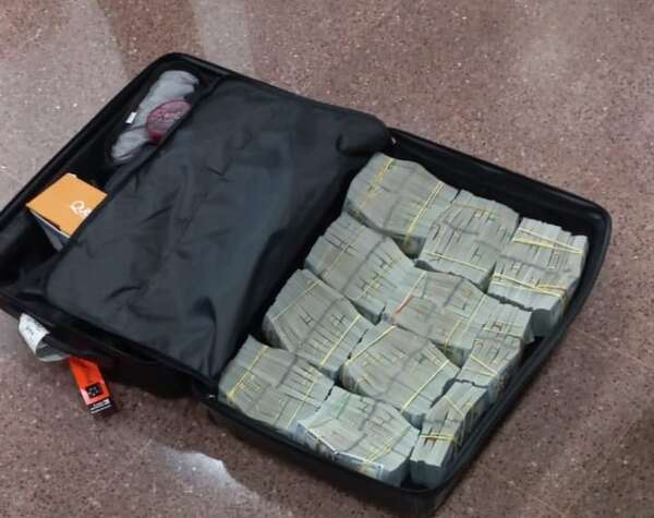 AUDIO: Caen tres colombianos con 900.000 dólares en aeropuerto Guaraní de Minga Guazú - Periodísticamente - ABC Color
