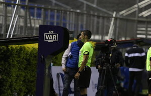 Versus / ¿En qué consiste el "nuevo VAR" que podría implementarse en el fútbol paraguayo?