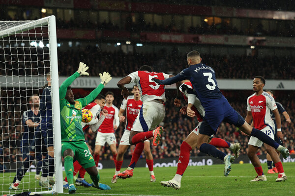 Versus / Arsenal saca provecho de su especialidad en los tiros de esquina para vencer al United