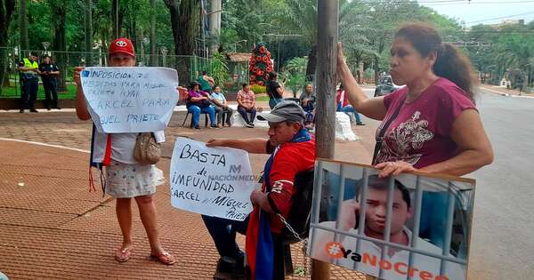 La Nación / Continuó hoy protesta de extrabajadores de comuna de CDE por cobro de indemnización