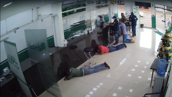 Video: Falsos agentes se enfrentan a tiros con policías durante asalto a casa de cambios