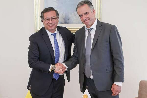 Yamandú Orsi y Gustavo Petro dialogan en Montevideo sobre energía y medioambiente - Mundo - ABC Color