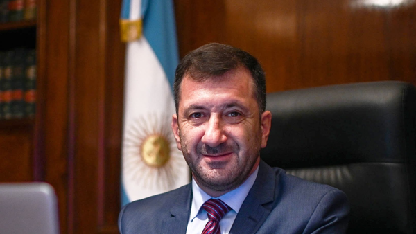 Fiscalía imputa a senador argentino y a su secretaria