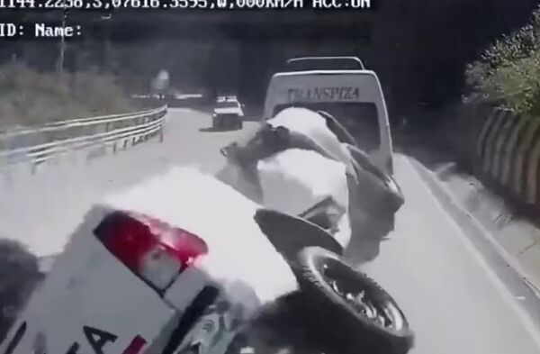 (VIDEO). Perú: una roca gigante cayó sobre una camioneta y murieron tres personas