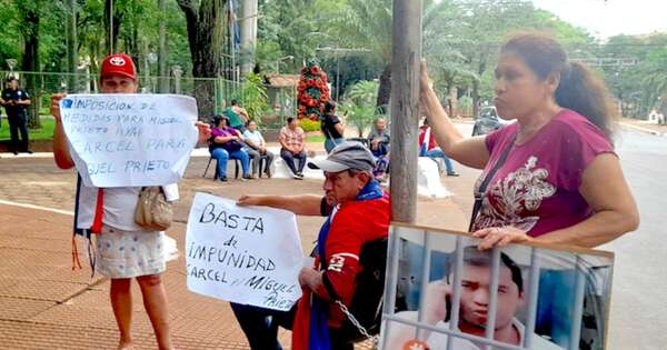 La Nación / Extrabajadores de comuna del Este reclaman pagos