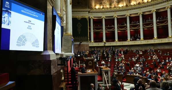 La Nación / Diputados tumban al gobierno y exigen renuncia de Macron