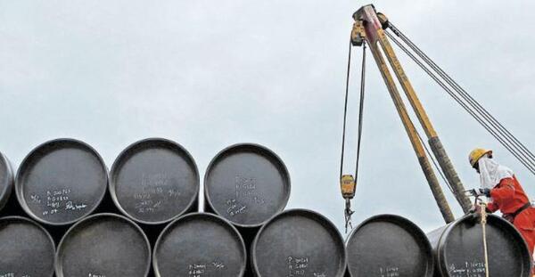 Petróleo registra una caída del 2% en su precio