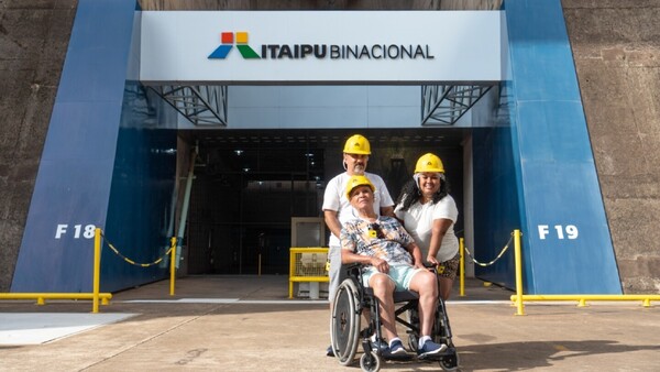 Brasileño se convierte en el turista más longevo en visitar Itaipú a sus 102 años