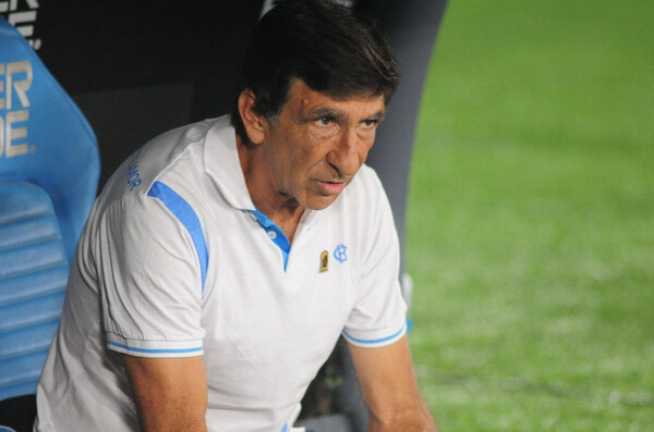 Versus / Racing pierde un partido de 9 goles y se aleja del título