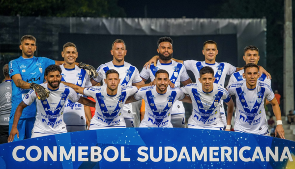 Versus / Tres jugadores de Ameliano en vidriera