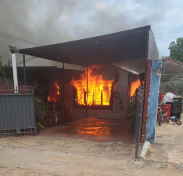 Video: una vivienda se incendió en San Lorenzo - Nacionales - ABC Color