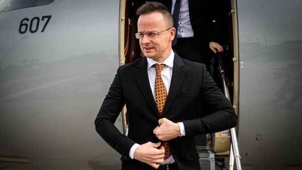 Ministro de Relaciones Exteriores húngaro: «La defensa colectiva de la OTAN no debe ser sacrificada ni arriesgada por ningún