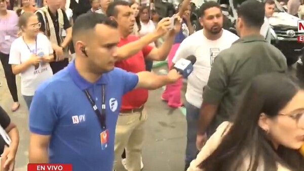 Video: Peregrino reclama de lejos a Peña y es agredido por su escolta en Caacupé