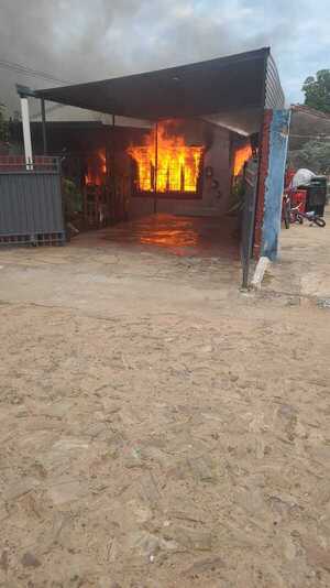 Incendio consume varias habitaciones de una vivienda en San Lorenzo - 1000 Noticias