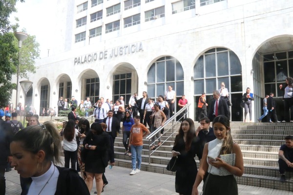 Amenaza de bomba obliga a evacuar el Palacio de Justicia - ADN Digital