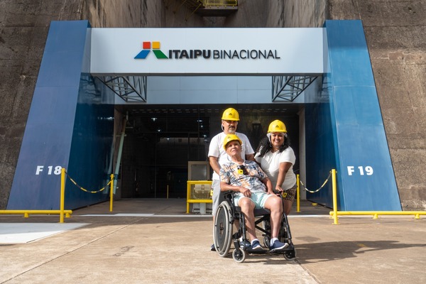 Un turista brasileño festejo sus 102 años visitando la represa de Itaipu - La Clave