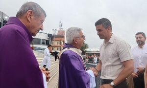 Reclaman a Peña tras retirarse de la misa de Caacupé: “Tu pueblo está llorando sangre”