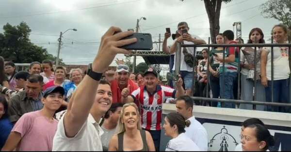 La Nación / Misa en Caacupé: Peña recibió el saludo y cariño de la gente