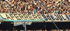 Versus / Racing dedicó una bandera a Paraguay en el Cilindro de Avellaneda