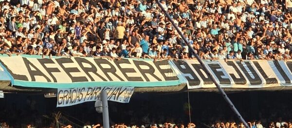 Versus / Racing dedicó una bandera a Paraguay en el Cilindro de Avellaneda