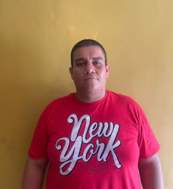 Detienen a hombre por agredir a su expareja en plena avenida