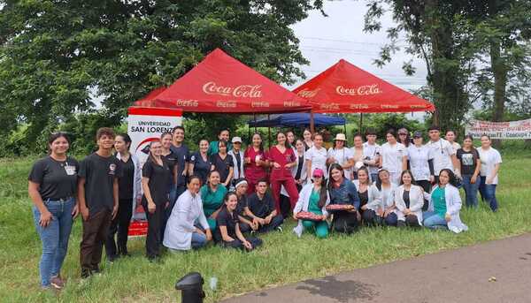 Una delegación de estudiantes y directivos de la UNISAL, asisten a los peregrinantes - Noticiero Paraguay