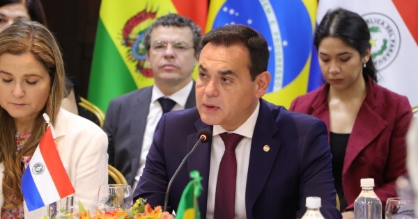 Un funcionario chino se reunió con legisladores de la oposición y el Gobierno lo mandó a echar