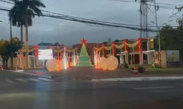 Encendido de luces navideñas ilumina la explanada de la Municipalidad de Coronel Oviedo - OviedoPress