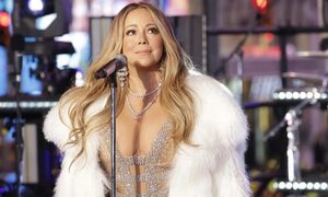 [VIDEO] ¡Ndi! A Mariah Carey le salió un “gallito” en su famosa canción de Navidad