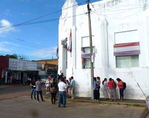 Carapeguá: quejas de adultos mayores tras confusión por validación de vida para cobro de pensión - Nacionales - ABC Color