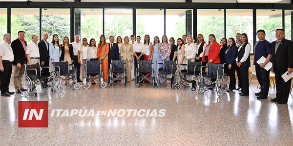 GOBERNACIÓN DE ITAPÚA RECIBE DONACIÓN DE SILLAS DE RUEDAS - Itapúa Noticias