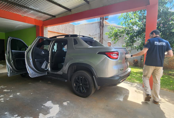 Recuperan camioneta robada en el Brasil que estaba en la casa de un agente policial